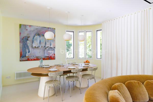 Au sein du prestigieux Domaine de Grand Champ, dans un environnement résidentiel privilégié à proximité immédiate de Saint-Germain-en-Laye, cette maison d'architecte entièrement rénovée en 2024 développe 201 m² habitables sur un magnifique terrain arboré de 1 265 m².

Dès l'entrée, les volumes généreux, la luminosité et la qualité des prestations séduisent immédiatement. Le rez-de-chaussée accueille un vaste séjour et une salle à manger traversants, ouverts sur le jardin par une élégante façade vitrée aux lignes courbes. La cuisine, aménagée sur mesure, indépendante tout en restant ouverte sur les espaces de vie, est équipée d'un îlot central en granit et de plans de travail en Corian. Elle se prolonge naturellement vers une agréable terrasse de 30 m². Un bureau bénéficiant d'une vue sur le jardin, un vestiaire et un WC invités complètent ce niveau.

À l'étage, l'espace nuit se compose de deux chambres avec placards intégrés. La première bénéficie d'une spacieuse salle d'eau avec WC. La seconde dispose également de sa propre salle d'eau avec WC. Les deux chambres s'organisent autour d'un dressing central réalisé sur mesure.

Le rez-de-jardin, accessible de plain-pied et bénéficiant d'une entrée indépendante, constitue un véritable espace de vie complémentaire. Il comprend un salon télévision, cinéma ou bibliothèque bénéficiant d'une isolation acoustique renforcée, deux chambres supplémentaires avec placards, une salle d'eau avec WC, une kitchenette ainsi qu'une buanderie aménagée et équipée.

Un studio indépendant entièrement équipé complète l'ensemble et offre de nombreuses possibilités : accueil de la famille, activité professionnelle, hébergement d'amis ou logement autonome.

La rénovation a été réalisée avec une attention particulière portée au confort et à la performance énergétique : isolation complète, menuiseries aluminium à profilés fins, ventilation double flux thermodynamique assurant chauffage et rafraîchissement, rangements sur mesure et équipements récents. La maison est classée DPE C et bénéficie des garanties décennales liées aux travaux réalisés.

Garage motorisé, stationnements extérieurs et portail automatique viennent parfaire les prestations. 

Une propriété rare, alliant architecture, confort contemporain et qualité de vie, au cœur de l'un des secteurs les plus recherchés de l'Ouest parisien.
