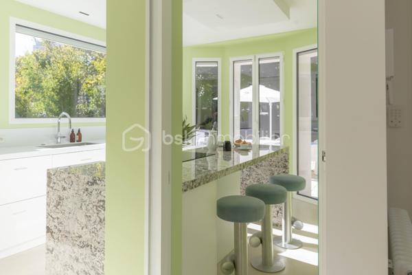 Au sein du prestigieux Domaine de Grand Champ, dans un environnement résidentiel privilégié à proximité immédiate de Saint-Germain-en-Laye, cette maison d'architecte entièrement rénovée en 2024 développe 201 m² habitables sur un magnifique terrain arboré de 1 265 m².

Dès l'entrée, les volumes généreux, la luminosité et la qualité des prestations séduisent immédiatement. Le rez-de-chaussée accueille un vaste séjour et une salle à manger traversants, ouverts sur le jardin par une élégante façade vitrée aux lignes courbes. La cuisine, aménagée sur mesure, indépendante tout en restant ouverte sur les espaces de vie, est équipée d'un îlot central en granit et de plans de travail en Corian. Elle se prolonge naturellement vers une agréable terrasse de 30 m². Un bureau bénéficiant d'une vue sur le jardin, un vestiaire et un WC invités complètent ce niveau.

À l'étage, l'espace nuit se compose de deux chambres avec placards intégrés. La première bénéficie d'une spacieuse salle d'eau avec WC. La seconde dispose également de sa propre salle d'eau avec WC. Les deux chambres s'organisent autour d'un dressing central réalisé sur mesure.

Le rez-de-jardin, accessible de plain-pied et bénéficiant d'une entrée indépendante, constitue un véritable espace de vie complémentaire. Il comprend un salon télévision, cinéma ou bibliothèque bénéficiant d'une isolation acoustique renforcée, deux chambres supplémentaires avec placards, une salle d'eau avec WC, une kitchenette ainsi qu'une buanderie aménagée et équipée.

Un studio indépendant entièrement équipé complète l'ensemble et offre de nombreuses possibilités : accueil de la famille, activité professionnelle, hébergement d'amis ou logement autonome.

La rénovation a été réalisée avec une attention particulière portée au confort et à la performance énergétique : isolation complète, menuiseries aluminium à profilés fins, ventilation double flux thermodynamique assurant chauffage et rafraîchissement, rangements sur mesure et équipements récents. La maison est classée DPE C et bénéficie des garanties décennales liées aux travaux réalisés.

Garage motorisé, stationnements extérieurs et portail automatique viennent parfaire les prestations. 

Une propriété rare, alliant architecture, confort contemporain et qualité de vie, au cœur de l'un des secteurs les plus recherchés de l'Ouest parisien.