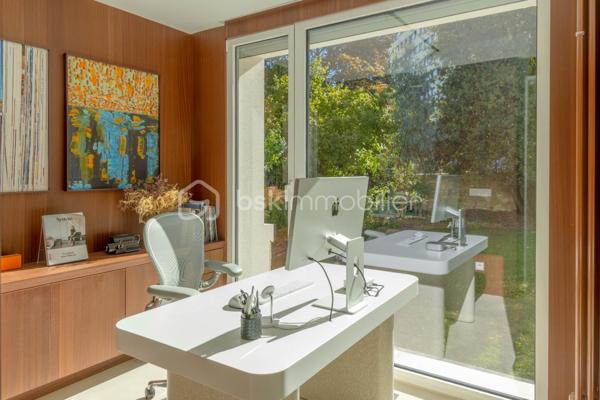 Au sein du prestigieux Domaine de Grand Champ, dans un environnement résidentiel privilégié à proximité immédiate de Saint-Germain-en-Laye, cette maison d'architecte entièrement rénovée en 2024 développe 201 m² habitables sur un magnifique terrain arboré de 1 265 m².

Dès l'entrée, les volumes généreux, la luminosité et la qualité des prestations séduisent immédiatement. Le rez-de-chaussée accueille un vaste séjour et une salle à manger traversants, ouverts sur le jardin par une élégante façade vitrée aux lignes courbes. La cuisine, aménagée sur mesure, indépendante tout en restant ouverte sur les espaces de vie, est équipée d'un îlot central en granit et de plans de travail en Corian. Elle se prolonge naturellement vers une agréable terrasse de 30 m². Un bureau bénéficiant d'une vue sur le jardin, un vestiaire et un WC invités complètent ce niveau.

À l'étage, l'espace nuit se compose de deux chambres avec placards intégrés. La première bénéficie d'une spacieuse salle d'eau avec WC. La seconde dispose également de sa propre salle d'eau avec WC. Les deux chambres s'organisent autour d'un dressing central réalisé sur mesure.

Le rez-de-jardin, accessible de plain-pied et bénéficiant d'une entrée indépendante, constitue un véritable espace de vie complémentaire. Il comprend un salon télévision, cinéma ou bibliothèque bénéficiant d'une isolation acoustique renforcée, deux chambres supplémentaires avec placards, une salle d'eau avec WC, une kitchenette ainsi qu'une buanderie aménagée et équipée.

Un studio indépendant entièrement équipé complète l'ensemble et offre de nombreuses possibilités : accueil de la famille, activité professionnelle, hébergement d'amis ou logement autonome.

La rénovation a été réalisée avec une attention particulière portée au confort et à la performance énergétique : isolation complète, menuiseries aluminium à profilés fins, ventilation double flux thermodynamique assurant chauffage et rafraîchissement, rangements sur mesure et équipements récents. La maison est classée DPE C et bénéficie des garanties décennales liées aux travaux réalisés.

Garage motorisé, stationnements extérieurs et portail automatique viennent parfaire les prestations. 

Une propriété rare, alliant architecture, confort contemporain et qualité de vie, au cœur de l'un des secteurs les plus recherchés de l'Ouest parisien.