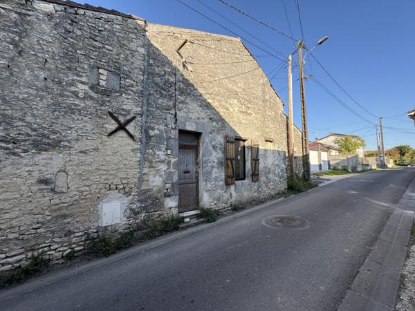 Hiersac. 15 mn d'Angouleme. Bel ensemble immobilier en pierres à finir de rénover. Joli jardin clos.