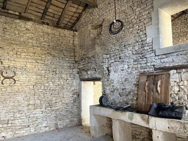 Hiersac. 15 mn d'Angouleme. Bel ensemble immobilier en pierres à finir de rénover. Joli jardin clos.