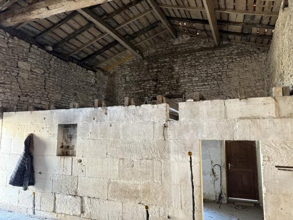 Hiersac. 15 mn d'Angouleme. Bel ensemble immobilier en pierres à finir de rénover. Joli jardin clos.