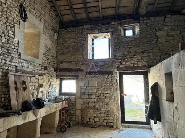 Hiersac. 15 mn d'Angouleme. Bel ensemble immobilier en pierres à finir de rénover. Joli jardin clos.