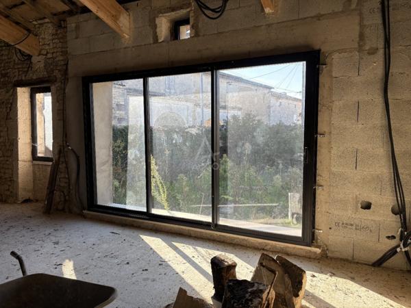 Hiersac. 15 mn d'Angouleme. Bel ensemble immobilier en pierres à finir de rénover. Joli jardin clos.