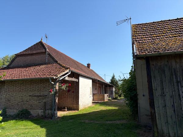 Ferme Bressane à rénover avec dépendances sur grand terrain