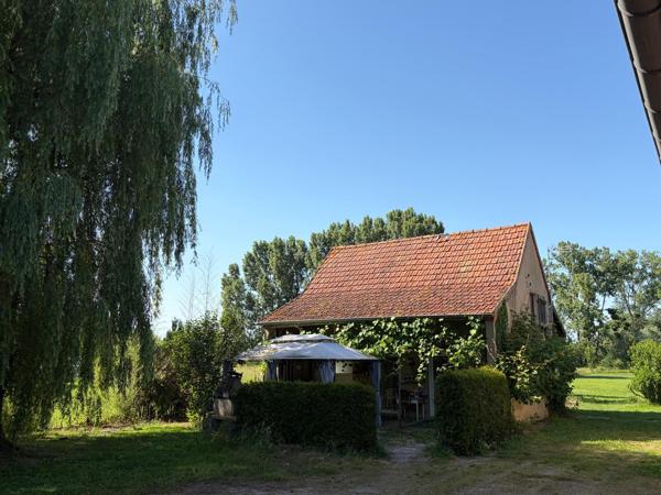 Ferme Bressane à rénover avec dépendances sur grand terrain