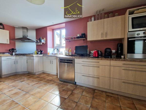 PROCHE BRESSUIRE, ENSEMBLE IMMOBILIER DE 3 MAISONS / possibilité GITE