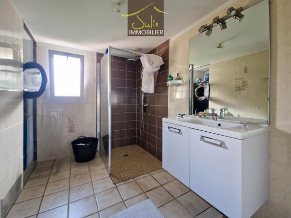PROCHE BRESSUIRE, ENSEMBLE IMMOBILIER DE 3 MAISONS / possibilité GITE