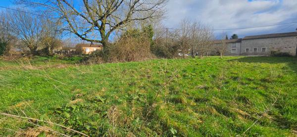 Entre ST MAIXENT ET LA CRECHE,, Azay le brule 79400