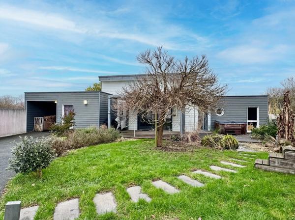 Saint-Julien-des-Landes (85150) Maison de 146 m2 sur 951 m2 de jardin avec garage de 90 m2