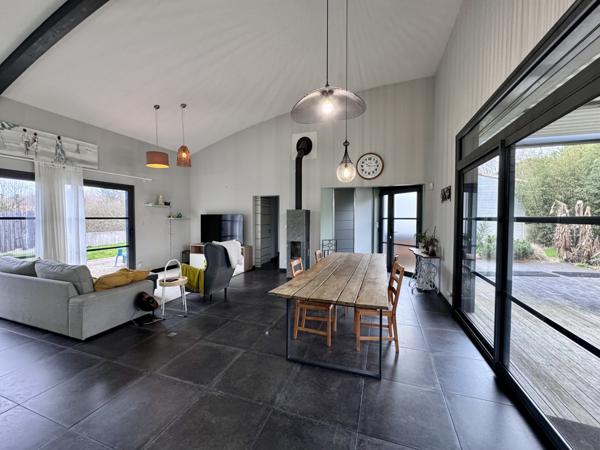 Saint-Julien-des-Landes (85150) Maison de 146 m2 sur 951 m2 de jardin avec garage de 90 m2