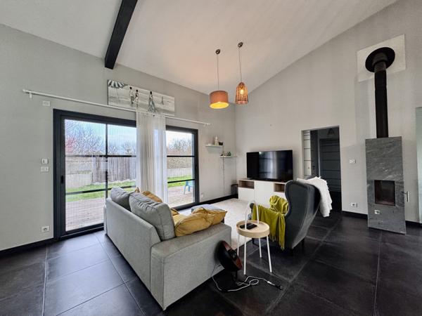 Saint-Julien-des-Landes (85150) Maison de 146 m2 sur 951 m2 de jardin avec garage de 90 m2