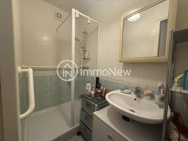 GENÊTS – Charmante Maison de Bourg en Pierres avec Garage de 90 m²