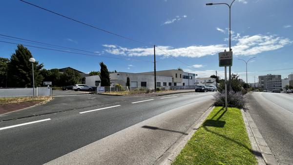 Local commercial de 577 m2 avec parkings en plein centre de Royan