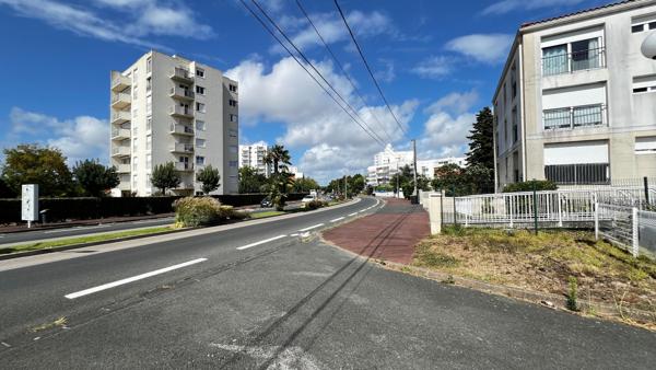 Local commercial de 577 m2 avec parkings en plein centre de Royan