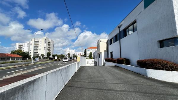 Local commercial de 577 m2 avec parkings en plein centre de Royan