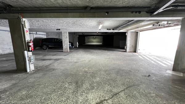 Local commercial de 577 m2 avec parkings en plein centre de Royan
