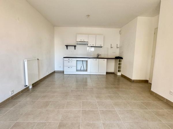 Appartement T3 en excellent état, box et local vélos.
