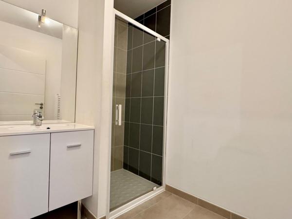 Appartement T3 en excellent état, box et local vélos.