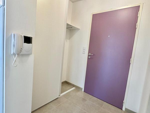 Appartement T3 en excellent état, box et local vélos.