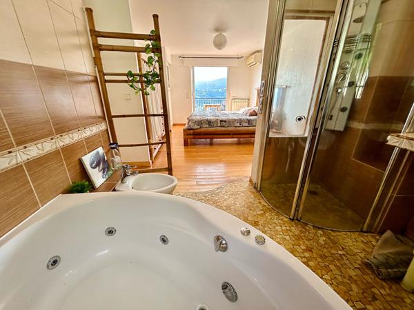 Villa Provençale à Nice - Vue Mer, Ville et Montagnes, Jardin, Jacuzzi & Garage XXL - Maison, Appartement et Studio - 8 Pièces, 216,90 m