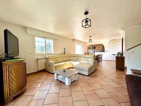 Villa Provençale à Nice - Vue Mer, Ville et Montagnes, Jardin, Jacuzzi & Garage XXL - Maison, Appartement et Studio - 8 Pièces, 216,90 m