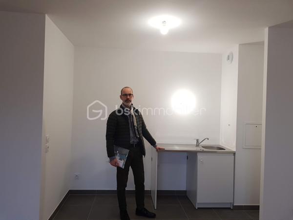 T2 récent avec balcon – Val de Fontenay :
   -3e étage avec ascenseur
   -Résidence Kaufman & Broad – 2020
   -Surface habitable : env. 49 m²
   -Séjour avec cuisine ouverte : 26,7 m²
   -Chambre avec placard : 13,2 m²
   -Balcon Ouest : 4,5 m²
   -Salle de bains : 4,5 m²
   -WC indépendant
   -Entrée avec placard
   -Vue dégagée – environnement calme
   -Parking privatif sécurisé en sous-sol

 Chauffage et eau chaude collectifs – régulation individuelle
 DPE : C/D
Localisation :
   -RER A & E – Gare de Val de Fontenay : 500 m
   -Bus : 100 à 200 m
   -Commerces de proximité
   -Écoles : 250 à 900 m
   -Tram T1 : 2026/2027
   -Métros 1 & 15 : horizon 2030