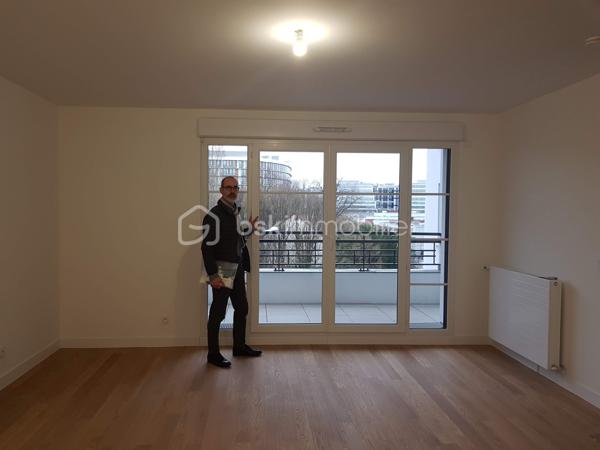 T2 récent avec balcon – Val de Fontenay :
   -3e étage avec ascenseur
   -Résidence Kaufman & Broad – 2020
   -Surface habitable : env. 49 m²
   -Séjour avec cuisine ouverte : 26,7 m²
   -Chambre avec placard : 13,2 m²
   -Balcon Ouest : 4,5 m²
   -Salle de bains : 4,5 m²
   -WC indépendant
   -Entrée avec placard
   -Vue dégagée – environnement calme
   -Parking privatif sécurisé en sous-sol

 Chauffage et eau chaude collectifs – régulation individuelle
 DPE : C/D
Localisation :
   -RER A & E – Gare de Val de Fontenay : 500 m
   -Bus : 100 à 200 m
   -Commerces de proximité
   -Écoles : 250 à 900 m
   -Tram T1 : 2026/2027
   -Métros 1 & 15 : horizon 2030