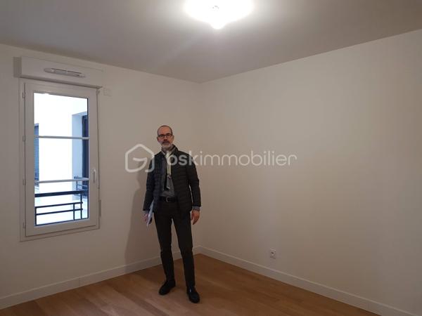 T2 récent avec balcon – Val de Fontenay :
   -3e étage avec ascenseur
   -Résidence Kaufman & Broad – 2020
   -Surface habitable : env. 49 m²
   -Séjour avec cuisine ouverte : 26,7 m²
   -Chambre avec placard : 13,2 m²
   -Balcon Ouest : 4,5 m²
   -Salle de bains : 4,5 m²
   -WC indépendant
   -Entrée avec placard
   -Vue dégagée – environnement calme
   -Parking privatif sécurisé en sous-sol

 Chauffage et eau chaude collectifs – régulation individuelle
 DPE : C/D
Localisation :
   -RER A & E – Gare de Val de Fontenay : 500 m
   -Bus : 100 à 200 m
   -Commerces de proximité
   -Écoles : 250 à 900 m
   -Tram T1 : 2026/2027
   -Métros 1 & 15 : horizon 2030