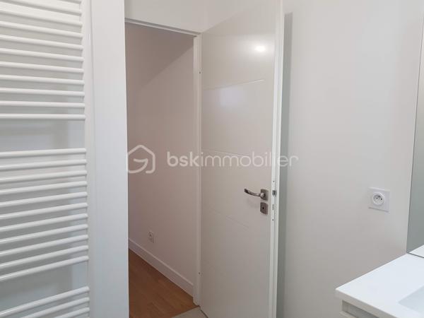 T2 récent avec balcon – Val de Fontenay :
   -3e étage avec ascenseur
   -Résidence Kaufman & Broad – 2020
   -Surface habitable : env. 49 m²
   -Séjour avec cuisine ouverte : 26,7 m²
   -Chambre avec placard : 13,2 m²
   -Balcon Ouest : 4,5 m²
   -Salle de bains : 4,5 m²
   -WC indépendant
   -Entrée avec placard
   -Vue dégagée – environnement calme
   -Parking privatif sécurisé en sous-sol

 Chauffage et eau chaude collectifs – régulation individuelle
 DPE : C/D
Localisation :
   -RER A & E – Gare de Val de Fontenay : 500 m
   -Bus : 100 à 200 m
   -Commerces de proximité
   -Écoles : 250 à 900 m
   -Tram T1 : 2026/2027
   -Métros 1 & 15 : horizon 2030