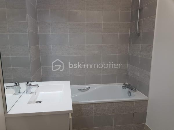 T2 récent avec balcon – Val de Fontenay :
   -3e étage avec ascenseur
   -Résidence Kaufman & Broad – 2020
   -Surface habitable : env. 49 m²
   -Séjour avec cuisine ouverte : 26,7 m²
   -Chambre avec placard : 13,2 m²
   -Balcon Ouest : 4,5 m²
   -Salle de bains : 4,5 m²
   -WC indépendant
   -Entrée avec placard
   -Vue dégagée – environnement calme
   -Parking privatif sécurisé en sous-sol

 Chauffage et eau chaude collectifs – régulation individuelle
 DPE : C/D
Localisation :
   -RER A & E – Gare de Val de Fontenay : 500 m
   -Bus : 100 à 200 m
   -Commerces de proximité
   -Écoles : 250 à 900 m
   -Tram T1 : 2026/2027
   -Métros 1 & 15 : horizon 2030