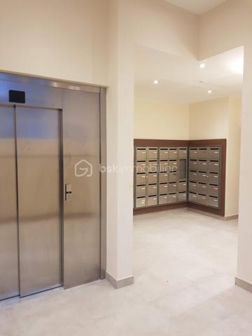 T2 récent avec balcon – Val de Fontenay :
   -3e étage avec ascenseur
   -Résidence Kaufman & Broad – 2020
   -Surface habitable : env. 49 m²
   -Séjour avec cuisine ouverte : 26,7 m²
   -Chambre avec placard : 13,2 m²
   -Balcon Ouest : 4,5 m²
   -Salle de bains : 4,5 m²
   -WC indépendant
   -Entrée avec placard
   -Vue dégagée – environnement calme
   -Parking privatif sécurisé en sous-sol

 Chauffage et eau chaude collectifs – régulation individuelle
 DPE : C/D
Localisation :
   -RER A & E – Gare de Val de Fontenay : 500 m
   -Bus : 100 à 200 m
   -Commerces de proximité
   -Écoles : 250 à 900 m
   -Tram T1 : 2026/2027
   -Métros 1 & 15 : horizon 2030