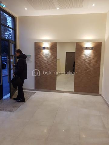 T2 récent avec balcon – Val de Fontenay :
   -3e étage avec ascenseur
   -Résidence Kaufman & Broad – 2020
   -Surface habitable : env. 49 m²
   -Séjour avec cuisine ouverte : 26,7 m²
   -Chambre avec placard : 13,2 m²
   -Balcon Ouest : 4,5 m²
   -Salle de bains : 4,5 m²
   -WC indépendant
   -Entrée avec placard
   -Vue dégagée – environnement calme
   -Parking privatif sécurisé en sous-sol

 Chauffage et eau chaude collectifs – régulation individuelle
 DPE : C/D
Localisation :
   -RER A & E – Gare de Val de Fontenay : 500 m
   -Bus : 100 à 200 m
   -Commerces de proximité
   -Écoles : 250 à 900 m
   -Tram T1 : 2026/2027
   -Métros 1 & 15 : horizon 2030