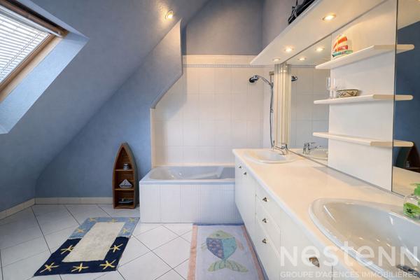 Maison de 185 m² à Saint-Goustan avec trois garages