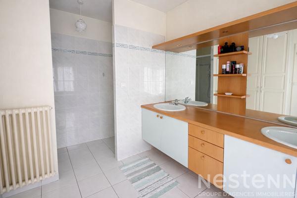 Maison de 185 m² à Saint-Goustan avec trois garages