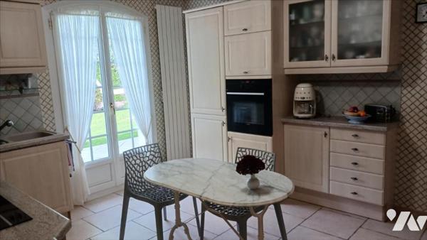 Beaux volumes pour ce pavillon au calme et sans vis à vis