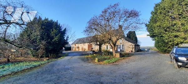 Corps de ferme à vendre Levroux (36),
-Maison d'habitation (3 chambres). Dépendances sur 2.7 ha .