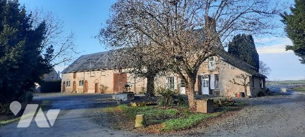 Corps de ferme à vendre Levroux (36),
-Maison d'habitation (3 chambres). Dépendances sur 2.7 ha .