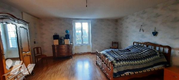 Corps de ferme à vendre Levroux (36),
-Maison d'habitation (3 chambres). Dépendances sur 2.7 ha .