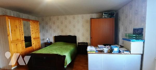 Corps de ferme à vendre Levroux (36),
-Maison d'habitation (3 chambres). Dépendances sur 2.7 ha .