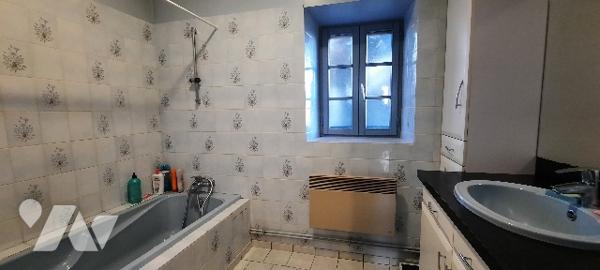 Corps de ferme à vendre Levroux (36),
-Maison d'habitation (3 chambres). Dépendances sur 2.7 ha .