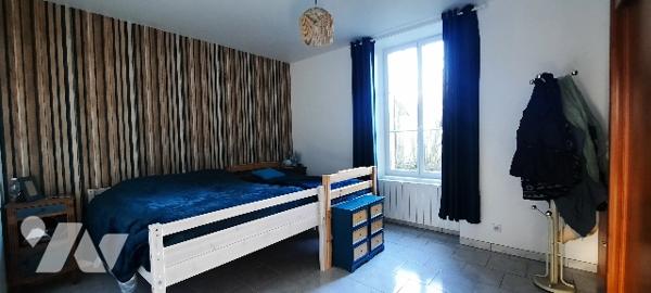 Corps de ferme à vendre Levroux (36),
-Maison d'habitation (3 chambres). Dépendances sur 2.7 ha .