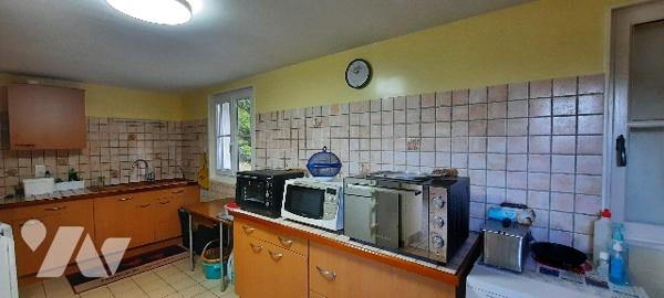 Corps de ferme à vendre Levroux (36),
-Maison d'habitation (3 chambres). Dépendances sur 2.7 ha .