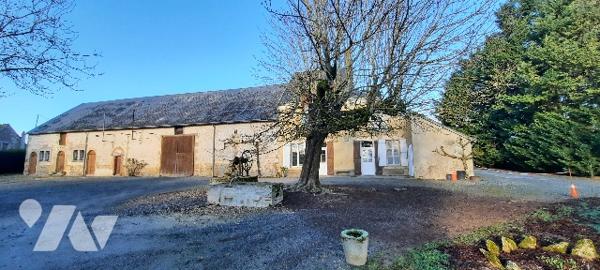 Corps de ferme à vendre Levroux (36),
-Maison d'habitation (3 chambres). Dépendances sur 2.7 ha .