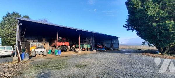 Corps de ferme à vendre Levroux (36),
-Maison d'habitation (3 chambres). Dépendances sur 2.7 ha .