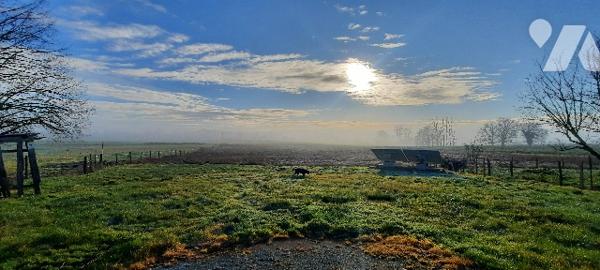Corps de ferme à vendre Levroux (36),
-Maison d'habitation (3 chambres). Dépendances sur 2.7 ha .