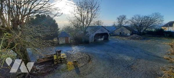 Corps de ferme à vendre Levroux (36),
-Maison d'habitation (3 chambres). Dépendances sur 2.7 ha .