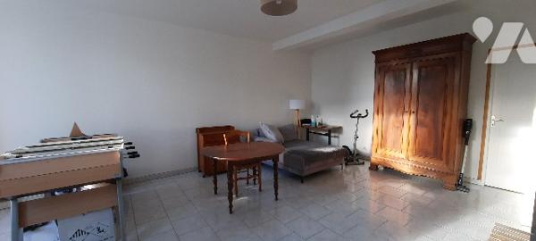 Corps de ferme à vendre Levroux (36),
-Maison d'habitation (3 chambres). Dépendances sur 2.7 ha .