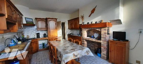 Corps de ferme à vendre Levroux (36),
-Maison d'habitation (3 chambres). Dépendances sur 2.7 ha .