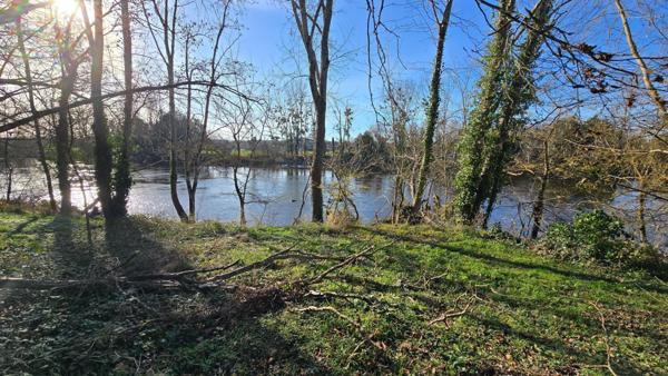 TERRAIN BORD DE VIENNE